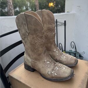 Roper Distressed Cowboy Tan Heeled Boots